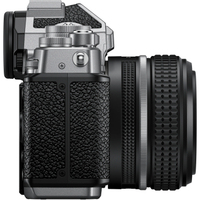 Nikon Z f mit NIKKOR Z 40mm F2 SE silber