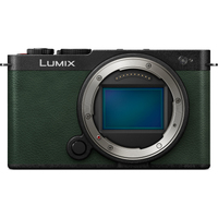 Panasonic LUMIX DC-S9 Dark Olive mit LUMIX S 18-40mm F4.5-6.3