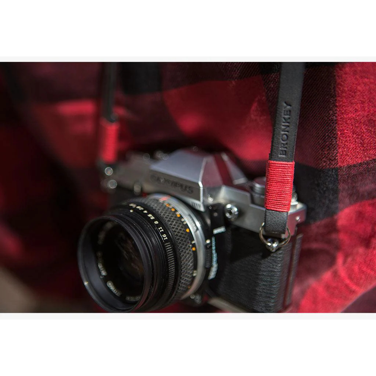 Bronkey Kameragurt Tokyo #101 Leder 120cm schwarz-rot