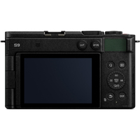 Panasonic LUMIX DC-S9 Dark Olive mit LUMIX S 18-40mm F4.5-6.3