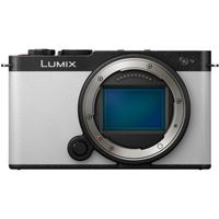 Panasonic LUMIX DC-S9 Smokey White mit LUMIX S 18-40mm F4.5-6.3